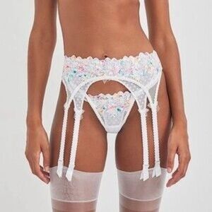 for love & lemons x vs outline white floral garter